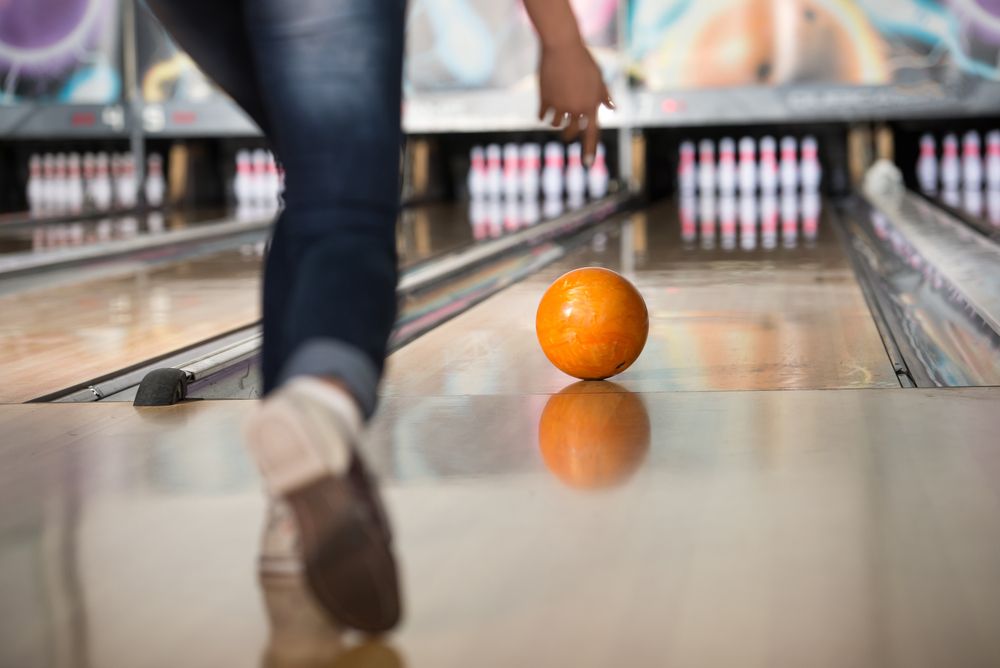 One NYSE- Listed Entertainment Stock at Resistance Levels: Bowlero Inc