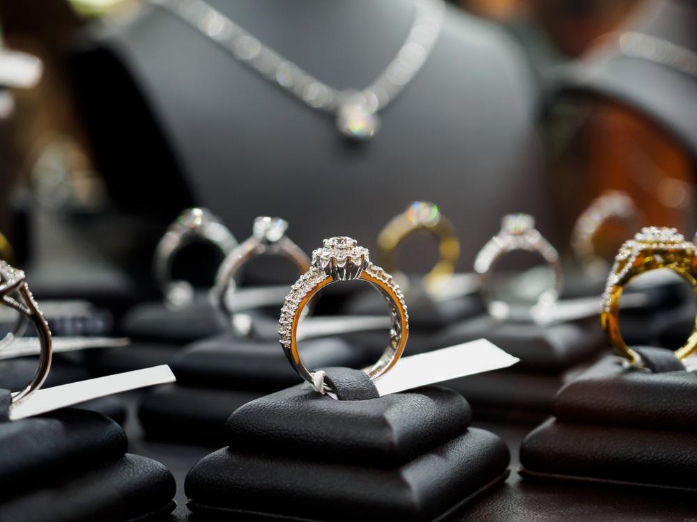 One Jewellery Retailing Stock Trading Near Resistance Levels – MHJ
